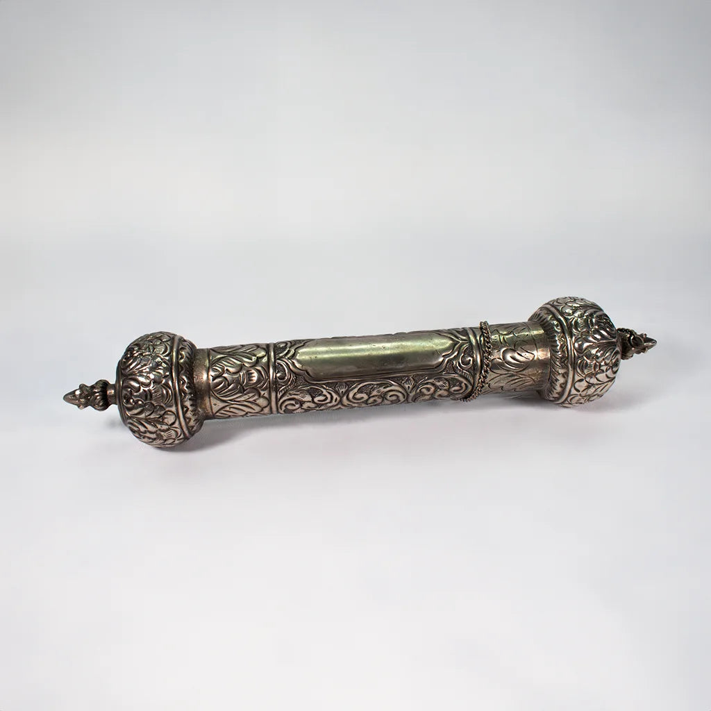 Antique Scroll Holder Handicraft in Aluminum – Elegant Message Display Decor for Modern Homes.