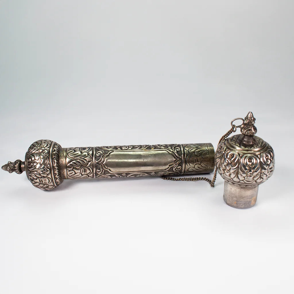 Antique Scroll Holder Handicraft in Aluminum – Elegant Message Display Decor for Modern Homes.